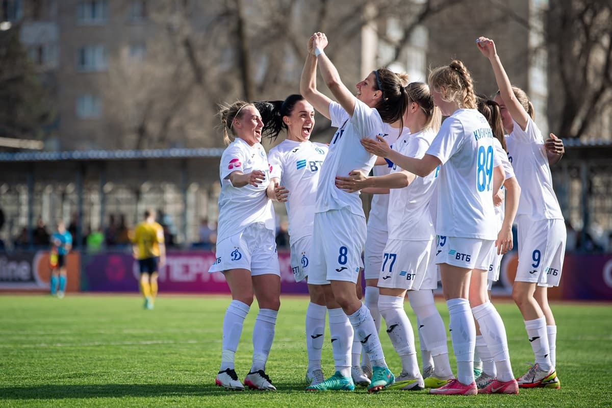 Элина Самойлова (№8) празднует свой гол, который принёс победу бело-голубым в Ростове-на-Дону в матче первого круга (1:0)